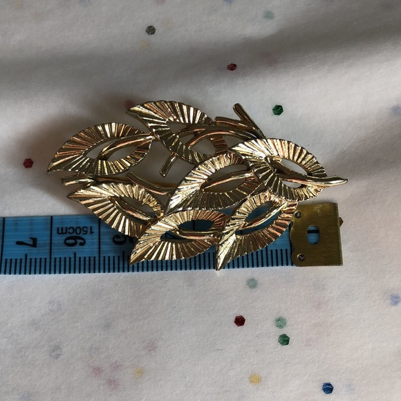 🌟VINTAGE JEWELCRAFT BROOCH🌟Beautiful shine Back and Front,6cm x 3.5cm. - Picture 8 of 11